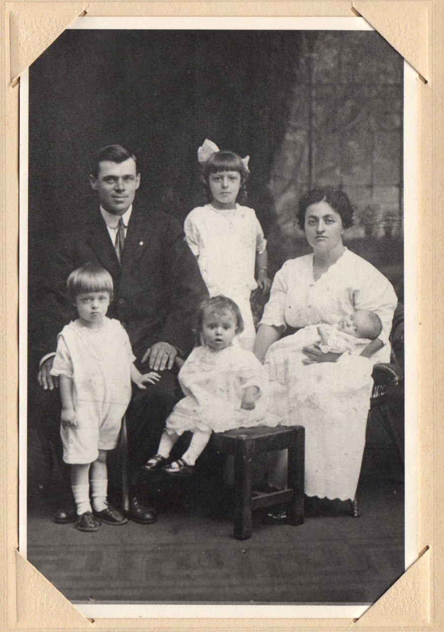 Wilfrid and Lorette Goulet with their children, circa 1915